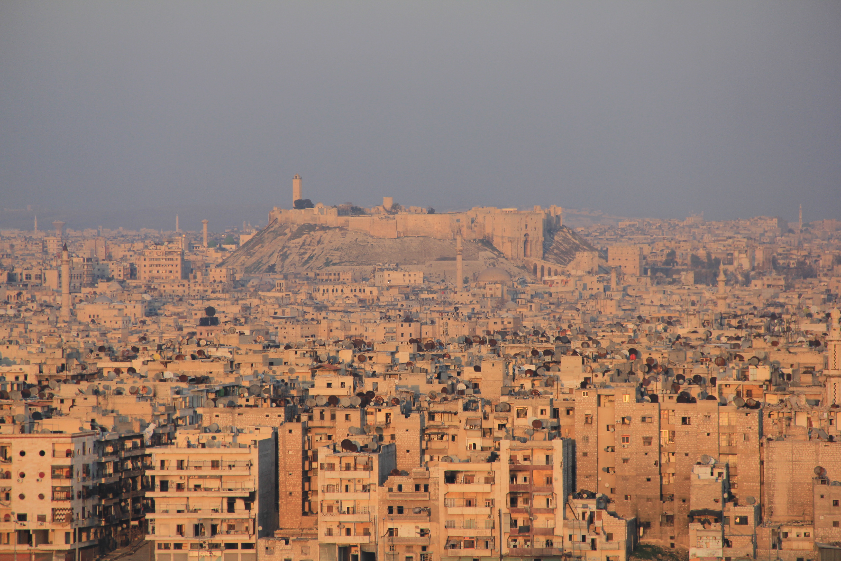 Reale Panoramaaufnahme von Aleppo mit der Zitadelle und der umgebenden Stadt im Jahr 2016.